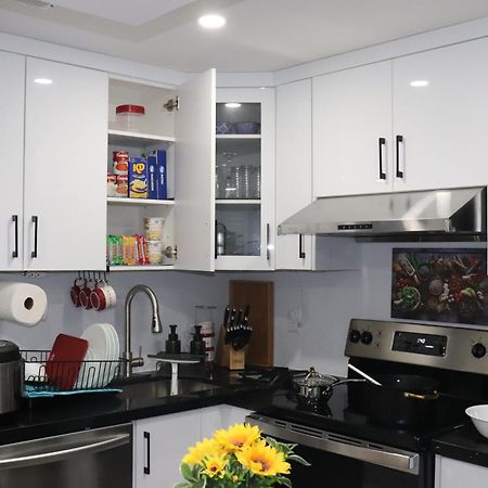 Garden 2 Bedroom Apt - Free Parking Wifi Laundry Workstation Brampton Exterior photo